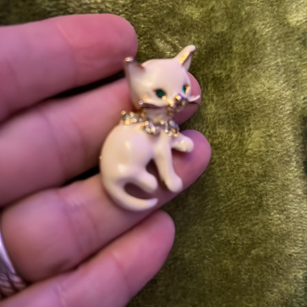 VINTAGE ๐๐๐๐
๐ ENAMELED & JEWELED KITTY BROOCH - Picture 10 of 10